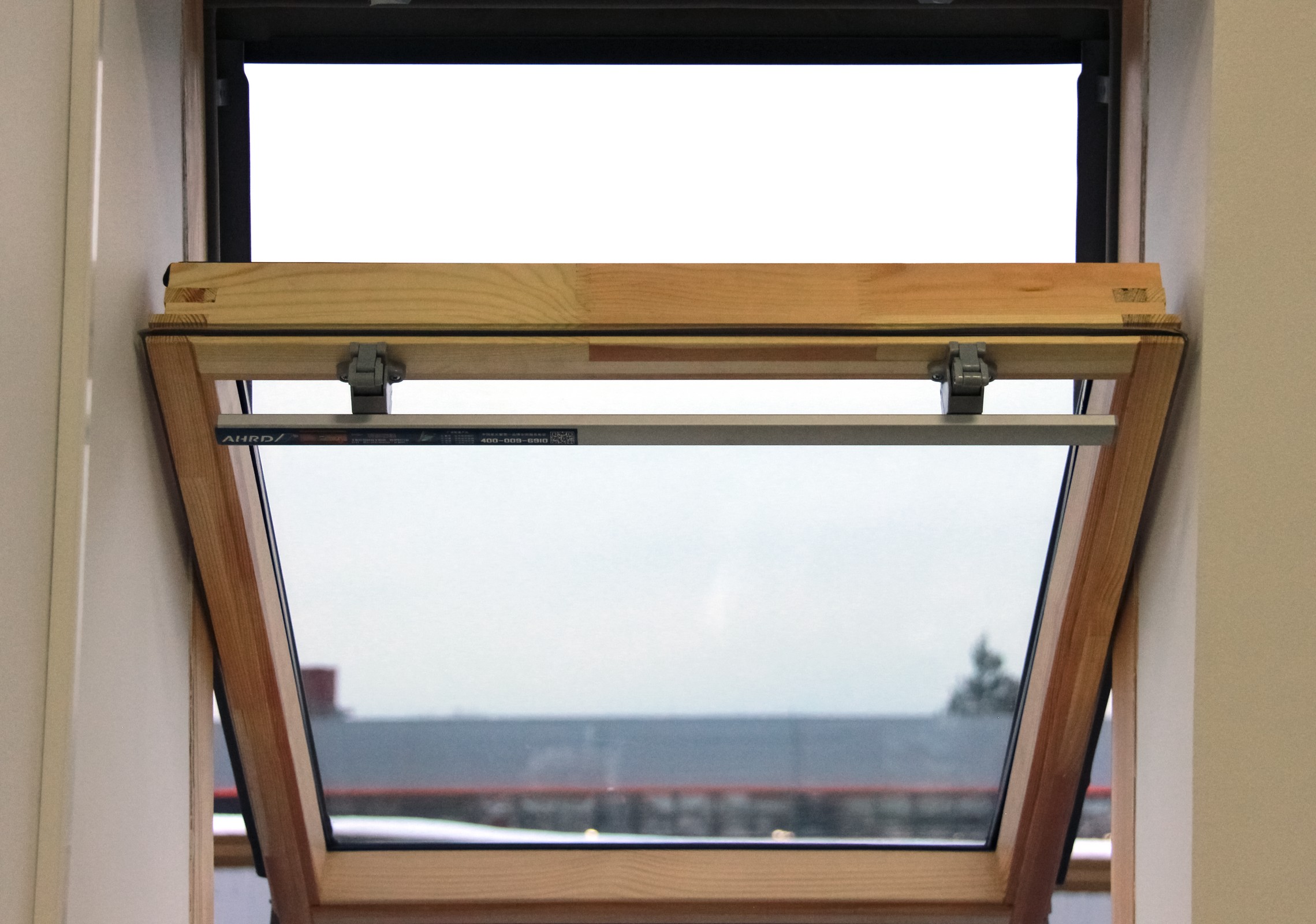 Окно мансардное Fakro Standart AHRD B8 114*140см дерево, лак ручка сверху однокамерный Окно мансардное Fakro Standart AHRD B8 114*140см дерево, лак ручка сверху однокамерный