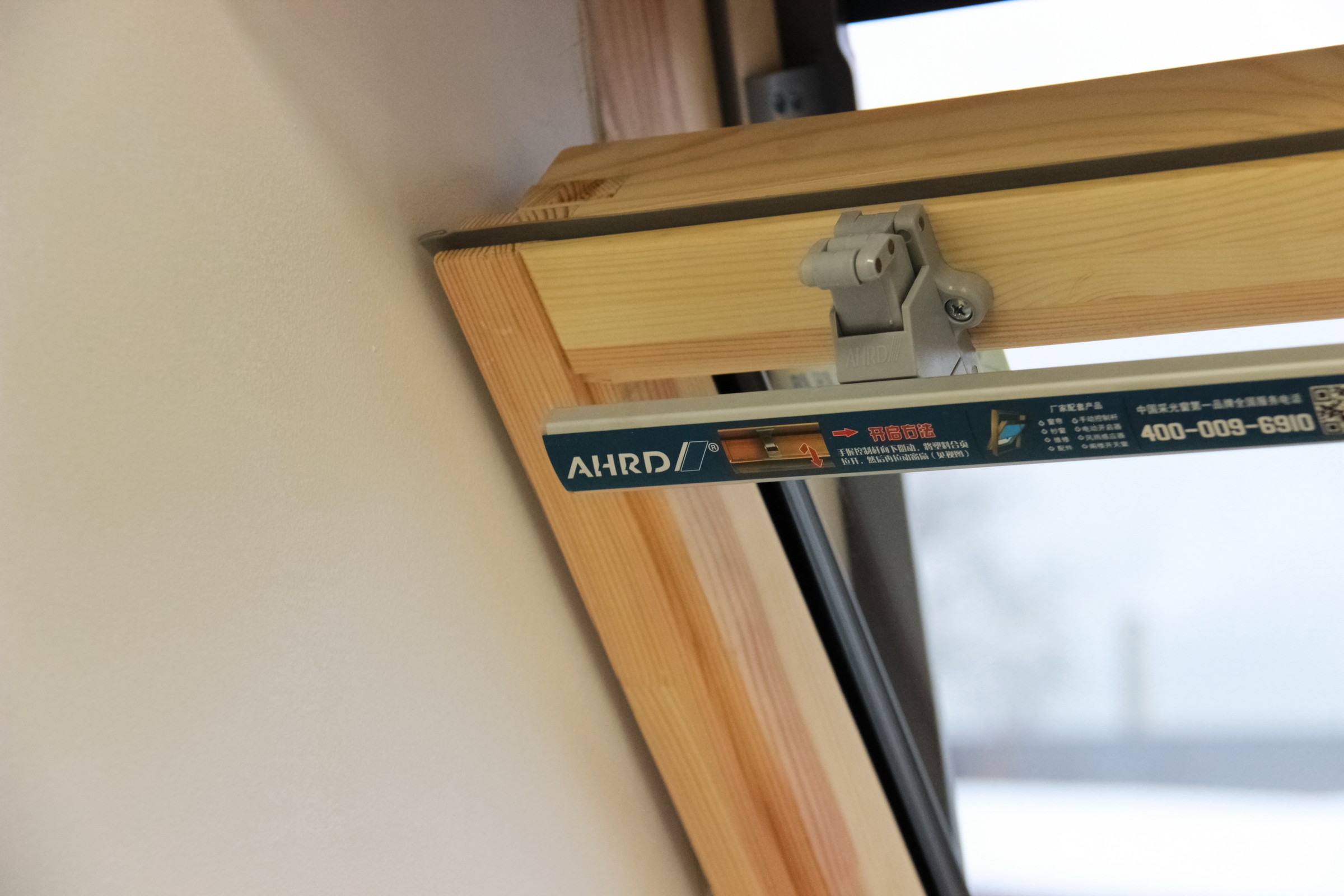 Окно мансардное Fakro Standart AHRD B8 114*140см дерево, лак ручка сверху однокамерный Окно мансардное Fakro Standart AHRD B8 114*140см дерево, лак ручка сверху однокамерный